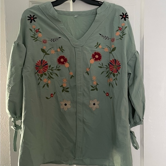 Floral Embroidered Green Women's Top size small - Picture 1 of 4